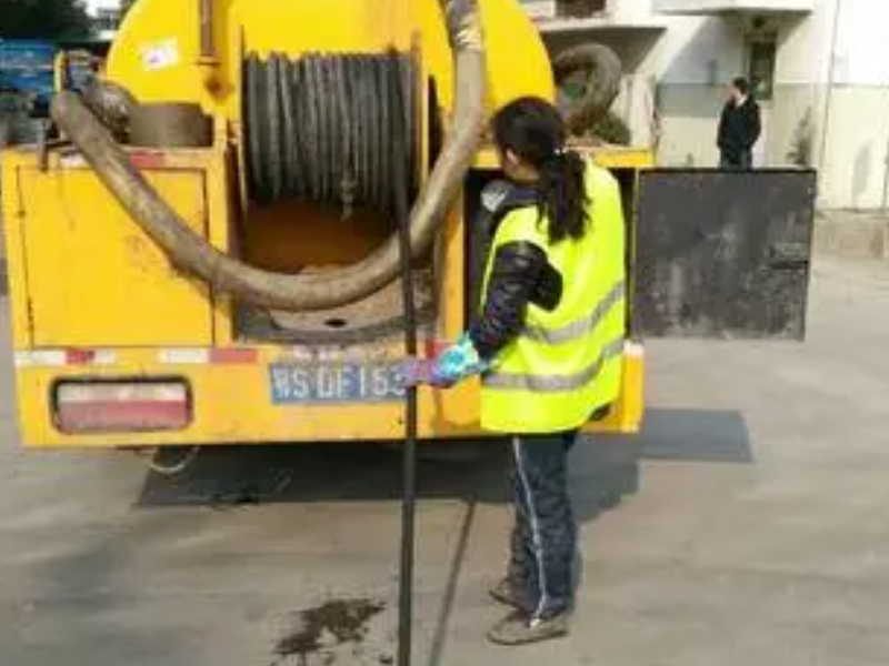 曲江新区芙蓉西路污水池清底 清理化粪池 高压车清洗